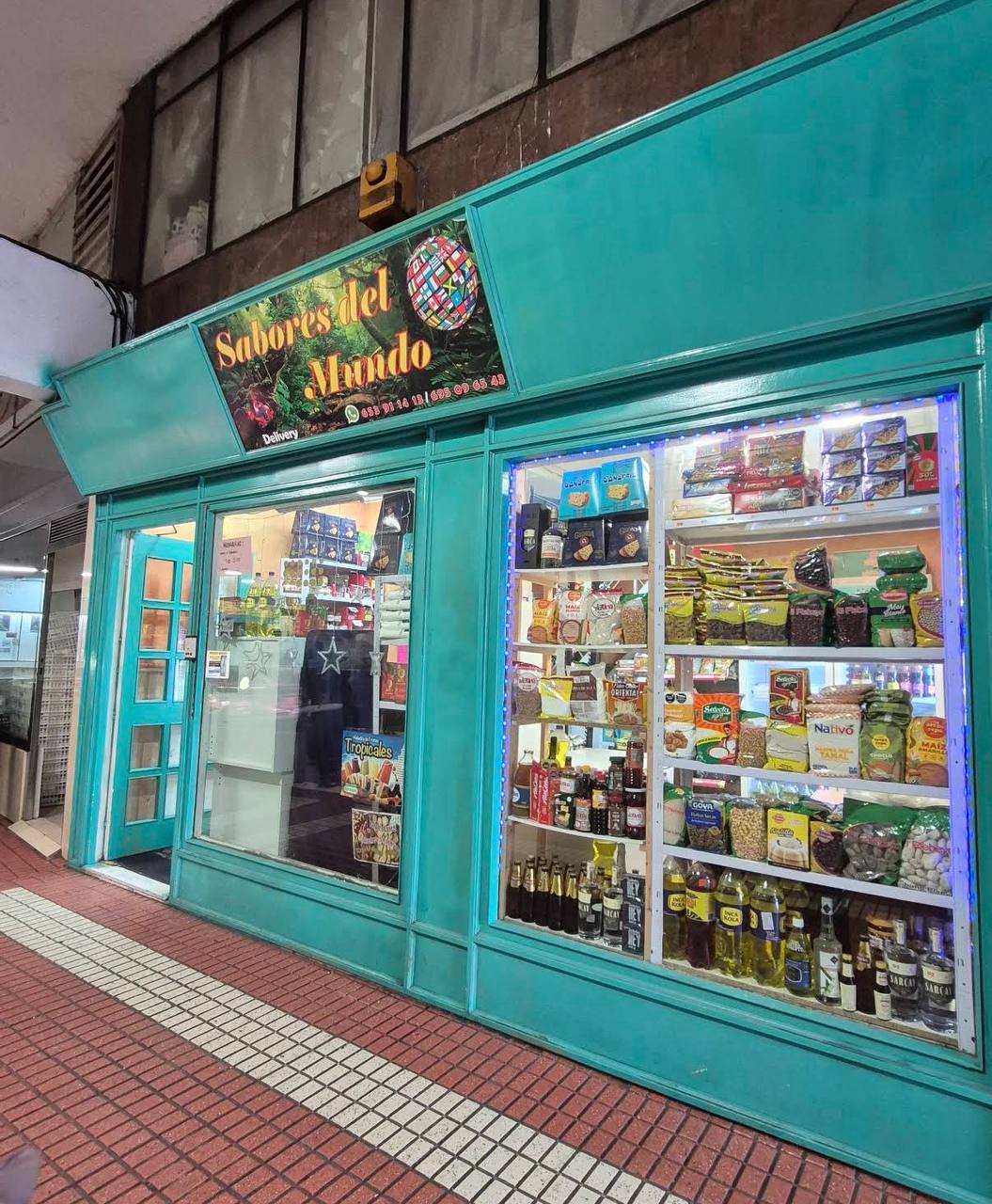 Fachada de la tienda Sabores del Mundo, en la Galería San Fernando de Santander
